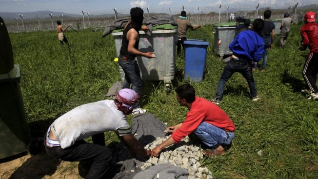 Uprchlíci, kteří se včera snažili na několika místech prolomit plot, házeli také na makedonské policisty kamení