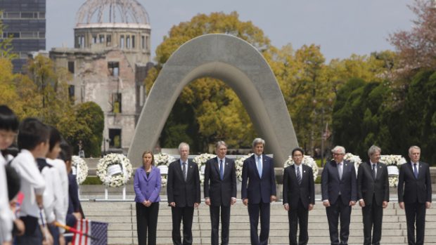 Americký ministr zahraničí John Kerry (čtvrtý zleva) s kolegy z G7 u památníku v Hirošimě