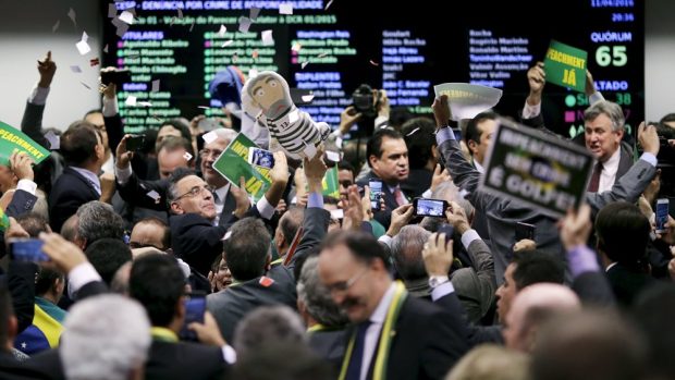 Členové zvláštního výboru brazilské Sněmovny po klíčovém hlasování, kterým zahájili proces impeachmentu