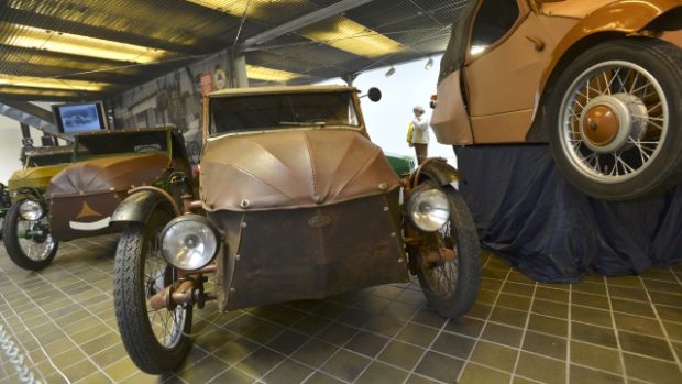 V dopravní hale Národního technického muzea v Praze se koná výstava motorových tříkolek značky Velorex