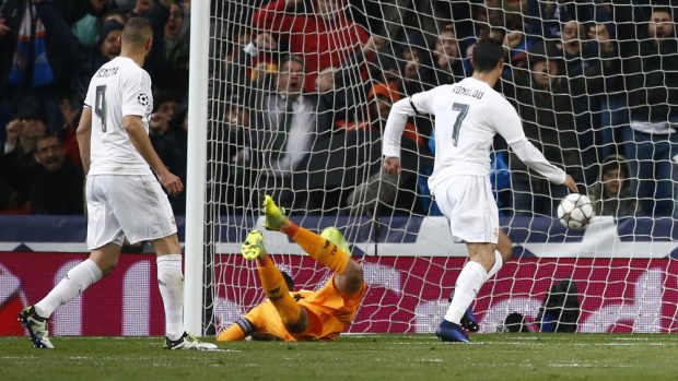 Cristiano Ronaldo střílí ve čtvrtfinálové odvetě Ligy mistrů úvodní gól do sítě Wolfsburgu