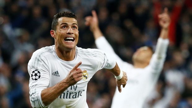 Portugalský fotbalista ve službách Realu Madrid Cristiano Ronaldo oslavuje postupový gól do sítě německého Wolfsburgu
