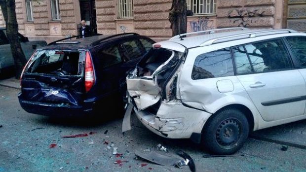 Opilý policista naboural v pražské Šumavské ulici loni v dubnu několik desítek zaparkovaných aut
