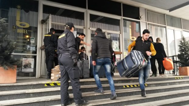 Iráčané, kteří měli namířeno do Německa, přenocovali v Interhotelu Bohemia v Ústí nad Labem. Ráno pro ně přijeli policisté s dodávkami a převezli je na služebnu