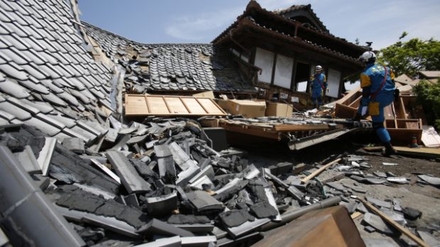 Tým policejních záchranářů prohledává trosky poničených domů ve městě Mašiki v prefektuře Kumamoto