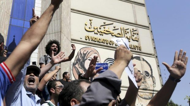 Před budovou egyptského syndikátu novinářů se protestuje proti egyptské vládě