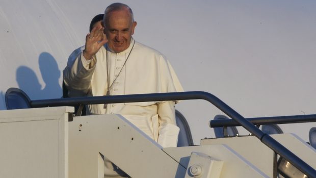 Papež František se chystá k odletu na řecký ostrov Lesbos