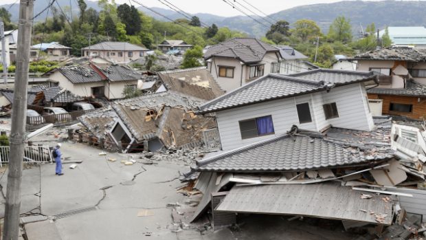 Poškozené domy zemětřesením v japonské prefektuře Kumamoto
