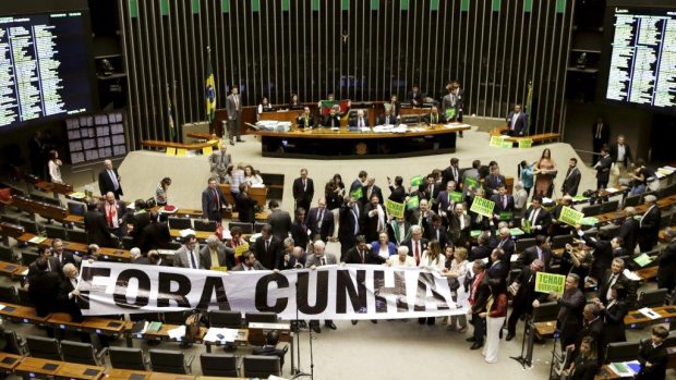 Brazilští poslanci debatují před zítřejším hlasováním o odvolání prezidentky Dilmy Rousseffové