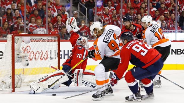 Jakub Voráček dává jediný gól Philadelphie v druhém zápase úvodního kola play-off NHL, Flyers ale opět prohráli s Washingtonem