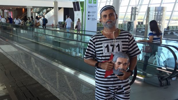 Protivládní demonstrant Igor v masce exprezidenta Luly-věžně