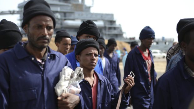 Migranti po vylodění na Sicílii