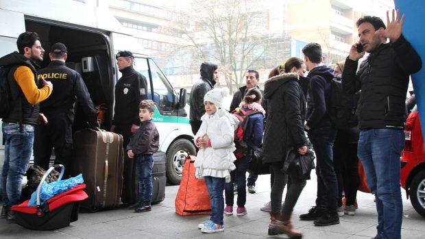 Policie převezla 16 křesťanských uprchlíků z Iráku na služebnu v centru Ústí nad Labem