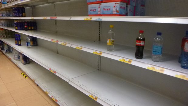 Některé regály jsou v supermarketu v Quitu prázdné. Zboží vykoupili lidé, kteří přispívají do sbírku pro oblasti poničené zemětřesením
