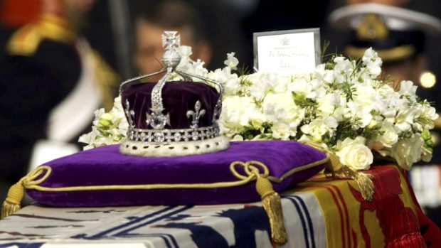 Na veřejnosti se diamant naposledy objevil na rakvi královny matky při pohřbu v roce 2002