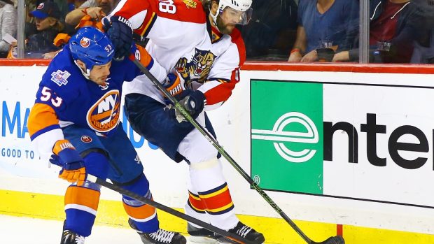 Jaromír Jágr bojuje o puk pro Floridu ve 4. zápase prvního kola play-off NHL na ledě NY Islanders