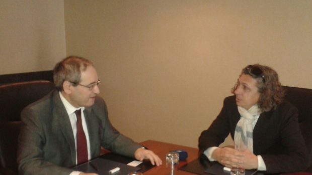 Náměstek syrského ministra zahraničí Fajsal Mikdád (vlevo) během rozhovoru s redaktorem ČRo Robertem Mikolášem
