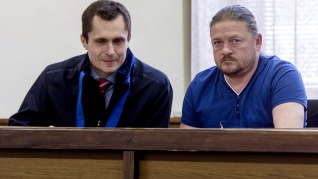 Okresní soud v Trutnově projednával případ Miloslava Jirmana (vpravo), který provozoval nákladní lanovku k chatě Bumbálka v Krkonoších