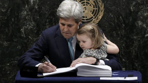 Americký ministr zahraničí John Kerry držel při podpisu klimatické dohody symbolicky v náručí svou vnučku