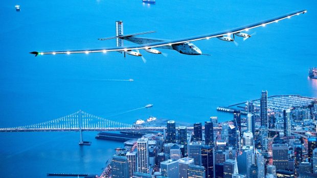 Letoun Solar Impulse 2 přelétá nad San Franciskem