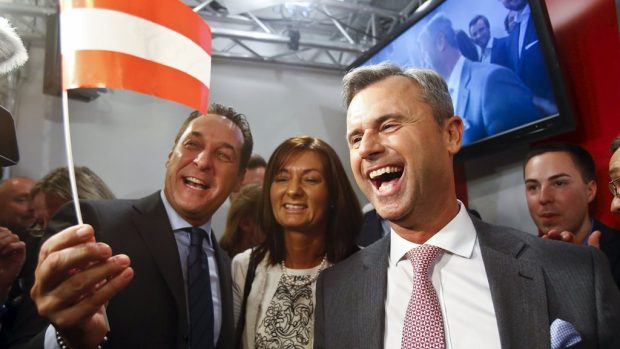 V rakouských prezidentských volbách vede kandidát pravicově populistické FPÖ Norbert Hofer (vpravo)