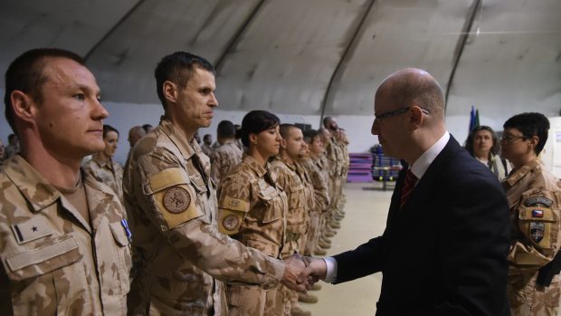 Premiér Sobotka navštívil Afghánistán, setkal se s českými vojáky na základnách v Bagrámu a Kábulu
