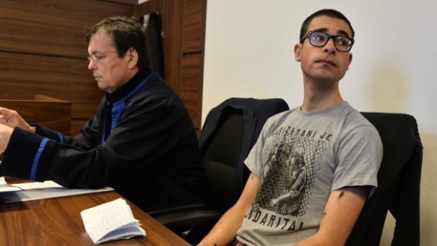 Pražský městský soud začal projednávat kauzu studenta Igora Ševcova, který podle obžaloby naházel zápalné lahve na dům ministra obrany Martina Stropnického