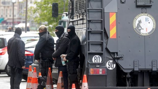 Terorista Salah Abdeslam byl převezen do Francie a půjde před vyšetřující soudce, obrněné vozidlo před budovou soudu v Paříži hlídají  příslušníci francouzských speciálních policejních jednotek