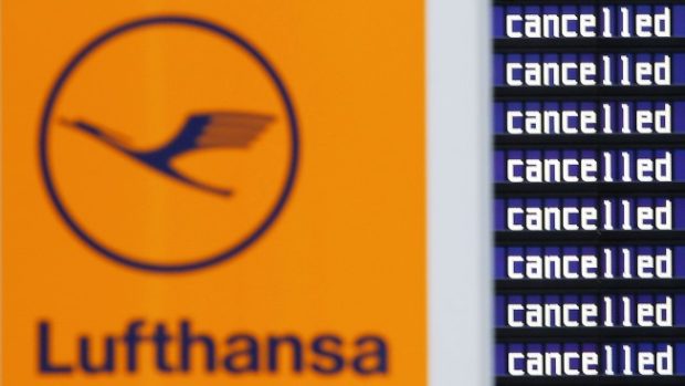Německé aerolinky Lufthansa zrušily stovky letů kvůli stávce pozemního personálu