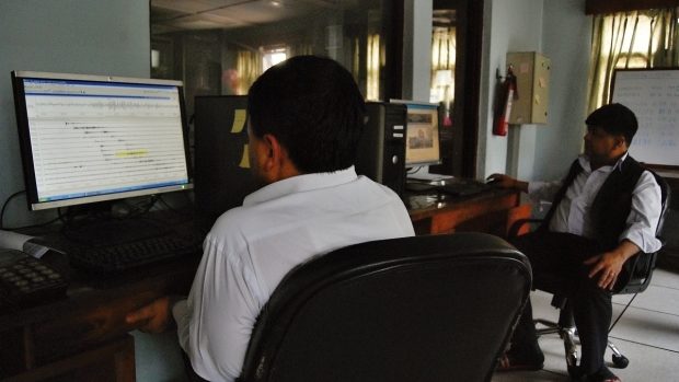 Pracovníci Národního seismologického centrav Káthmándú sledují data ze stanic
