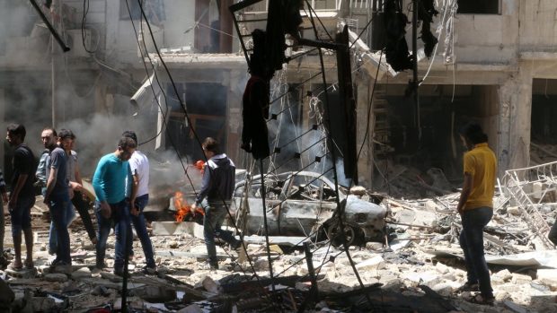 Při leteckých útocích v syrském Aleppu zemřely desítky lidí