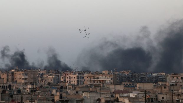 Kouř po náletech nad čtvrtí, kterou v Aleppu ovládají rebelové