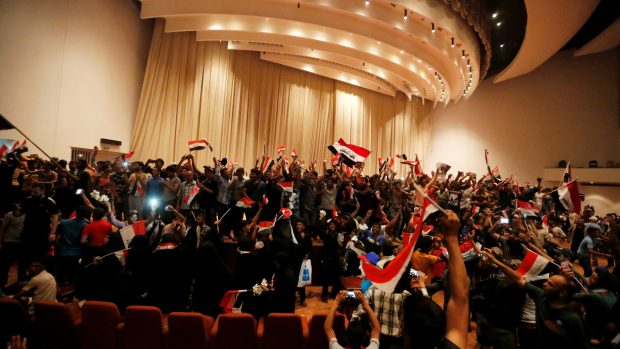 Stovky nespokojených šíitských aktivistů vtrhly do iráckého parlamentu