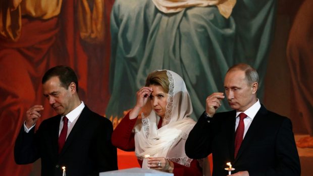 Ruský premiér Dmitrij Medveděv (vlevo) s manželkou a prezident Vladimir Putin