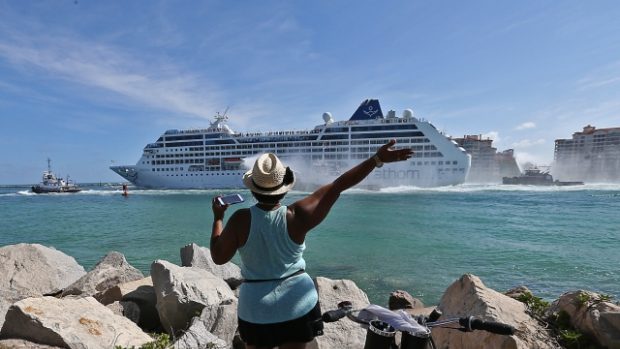 Americká výletní loď Adonia opouští přístav v Miami a míří ke kubánským břehům