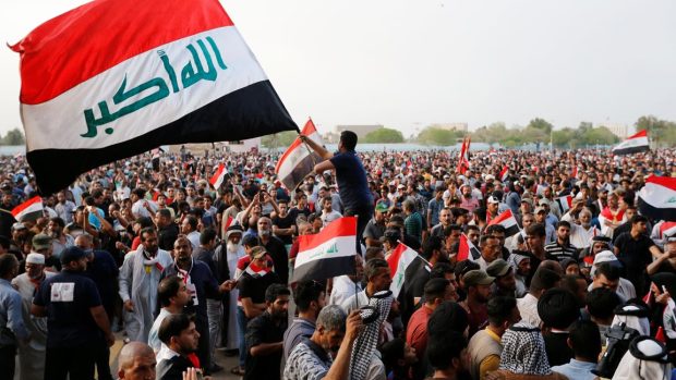 Irák. Demonstrující stoupenci šíitského duchovního Muktadá Sadra
