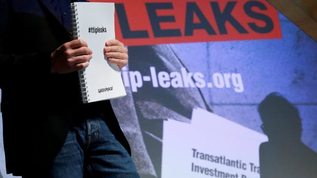 Volker Gassner z organizace Greenpeace představuje na tiskové konferenci v Berlíně kopii uniklých dokumentů ke smlouvě TTIP