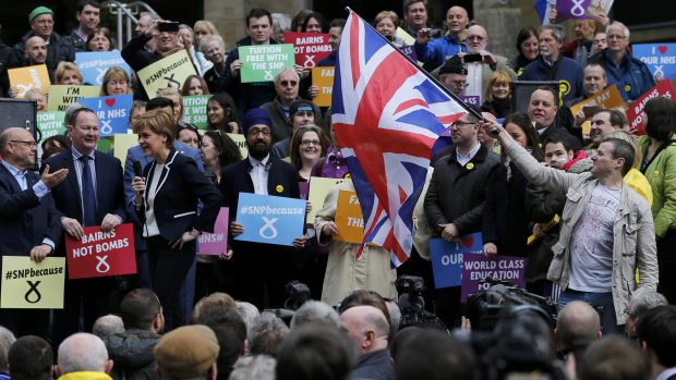 Voliči ve Spojeném království vybírají nový skotský, velšský a severoirský parlament