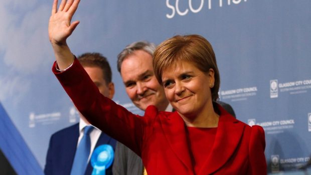 První skotská ministryně Nicola Sturgeonová děkuje voličům