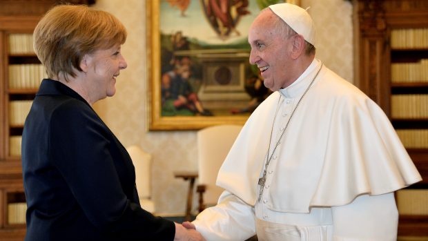 Papež František se po převzetí ceny setkal s Angelou Merkelovou