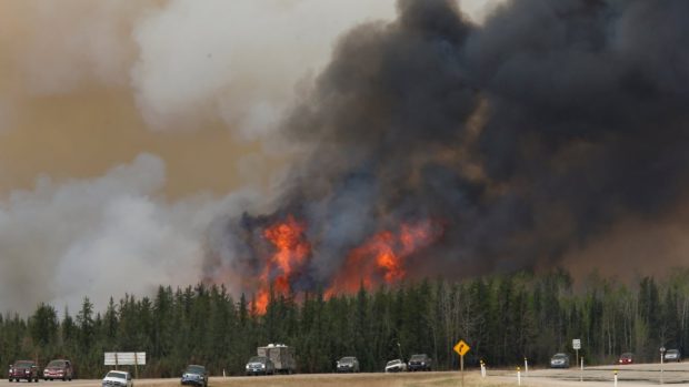 Kanadské úřady se obávají dalšího šíření požáru v Albertě. Pokračují evakuace