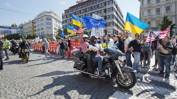 Členové a příznivci ruského motorkářského klubu Noční vlci projeli po Václavském náměstí