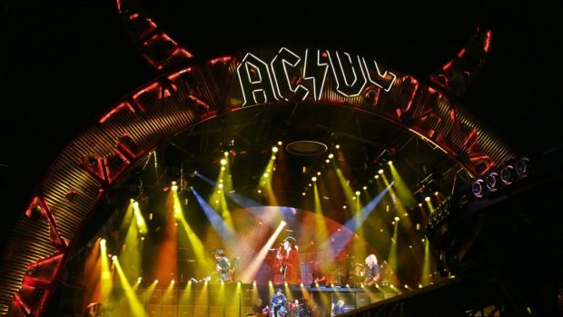 Koncert AC/DC v Lisabonu. Axl Rose sedí uprostřed