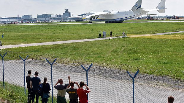 Největší nákladní letoun světa Antonov An-225 Mrija přiletěl na pražské Letiště Václava Havla