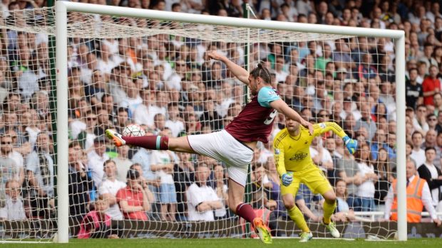 Útočník West Ham United Andy Carroll dává gól
