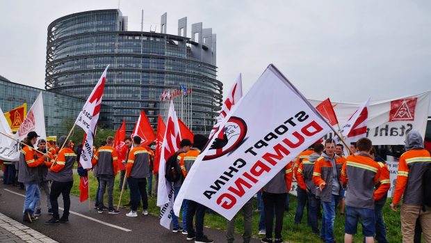 Němečrí oceláři demonstrují před budovou Evropského parlamentu
