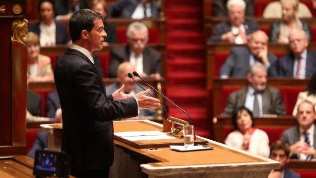 Francouzský premiér Manuel Valls obhajuje před poslanci, proč vláda změnila zákoník práce bez hlasování v parlamentu