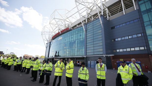 Britská policie hlídá stadion Manchesteru United po zrušení zápasu s Bournemouthem