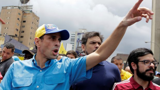 Jeden z opozičních lídrů a guvernér státu Miranda Henrique Capriles