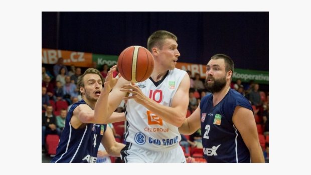 Basketbalisté Nymburka vstoupili do finále české ligy jednoznačným vítězstvím
